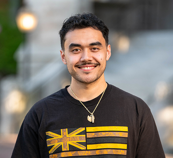 Женщина в футболке со звездой опирается на перила