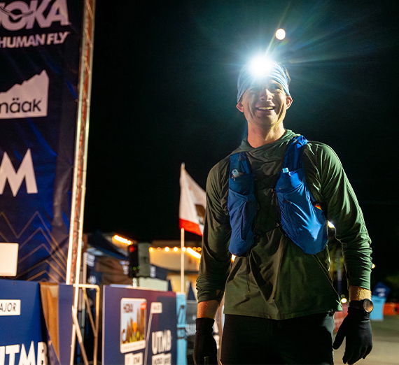 Две женщины и два мужчины стоят на лестнице